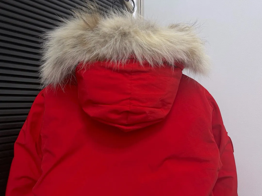 P780 Top Purchasing Version (Wolf Hair Optional) 🇨🇦CANADA GOOES 24 new models 08 models/couple models Factory direct supply: supplying global purchasing agents, micro-business, entities, Tmall, high-end stalls and studio cooperation, free shipping! Canada Goose Expedition Parka 2008 is the same style for men and women. It is mid-length and the most timeless classic. All Arctic and Antarctic scientific expedition teams choose Canada Goose as their cold-proof equipment. It is the Rolls-Royce of down jackets. ➖ Industry-leading anti-counterfeiting chip sensing. ➖ Imported Behringer embroidery machines and customized embroidery labels, the highest level and industry leading. ➖ Imported Korean 21-count polyester-cotton blended original fabric, TC85 waterproof coated fabric, water-repellent, windproof and wear-resistant. ➖ The new national standard 80 white duck down is filled with an average of 520 grams of down. The amount of down filled is industry-leading. ➖ 100% nylon lining with double double-layer sealing design to prevent velvet running, and seamless thread design on the cuffs! ➖ Western Canadian Green Wolf Collar. ➖ Yoshida YKK provides original factory-customized electroplated sliders. YKK two-way lockable zippers are tight and smooth and do not peel off paint. ➖ 3M composite Velcro is durable and the accessories and hardware are all custom-made. Note: Our copywriting is only simple and clear. Instead of bragging about the copywriting, it is better to compare and understand with samples. Only for the purest goose, the most dedicated, the most professional, the highest quality, the highest cost performance!  Size:XS-XXL